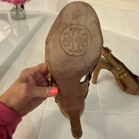 Tory Burch Tan Leather Heels with Gold Accents - Picture 4 of 7